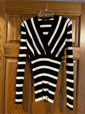 INC International Concepts Black and White Ribbed V-Neck Sweater- Size M